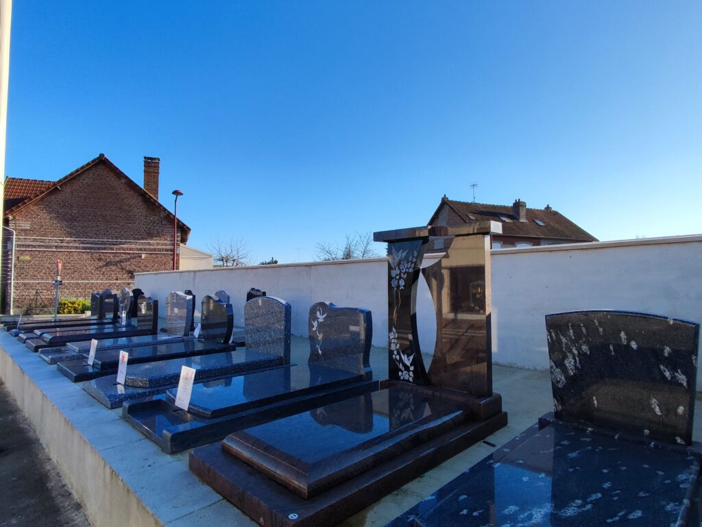 fleurs dans un vase dans un cimetiere