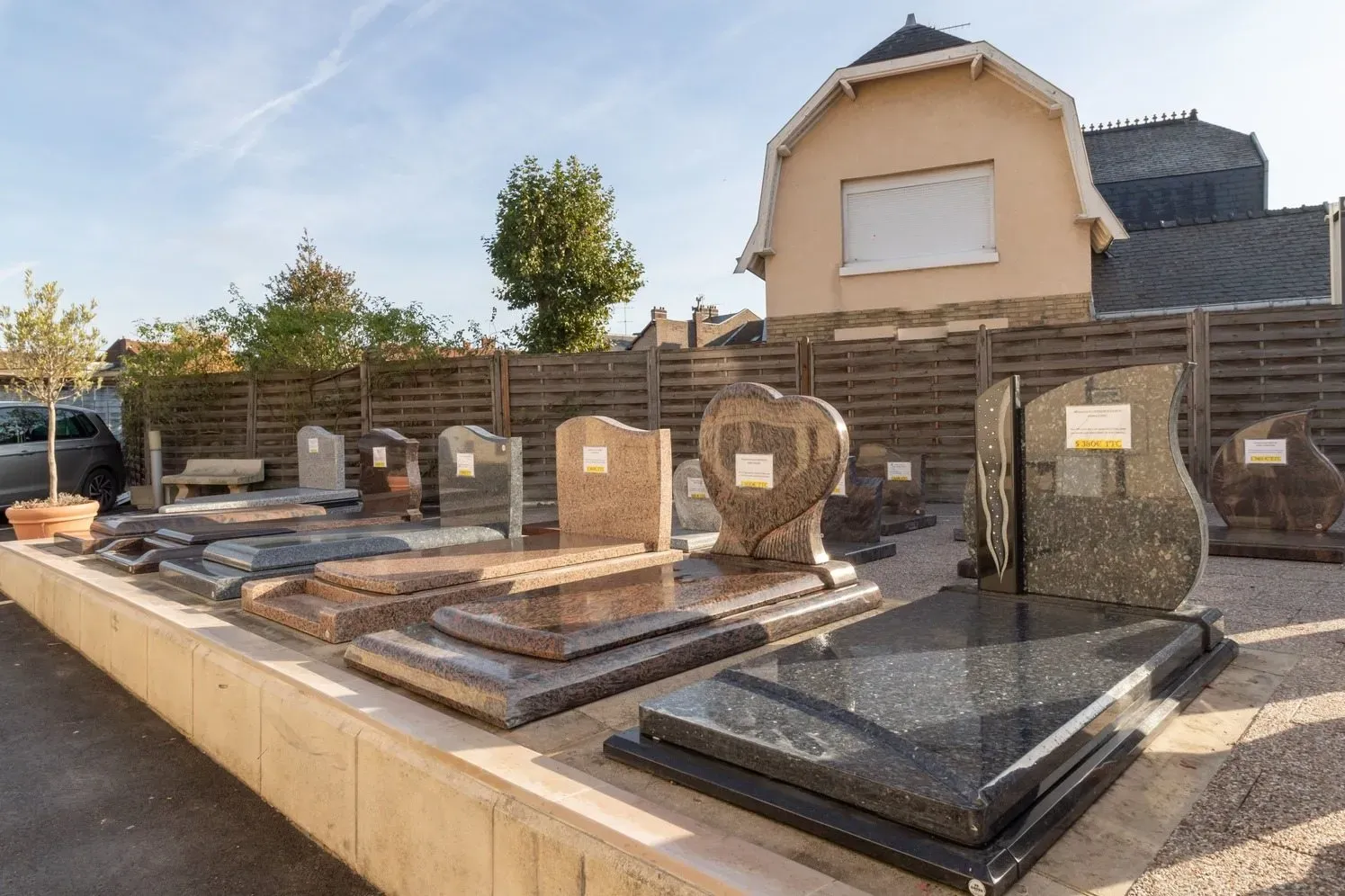 Exposition extérieure de divers monuments funéraires et stèles en granit.